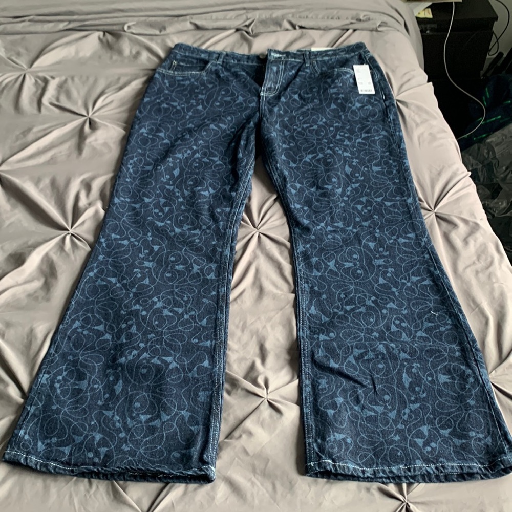 Size 33 Women’s Low-Rise Flare Jeans from Urban Outfitters. Brand new with tags!